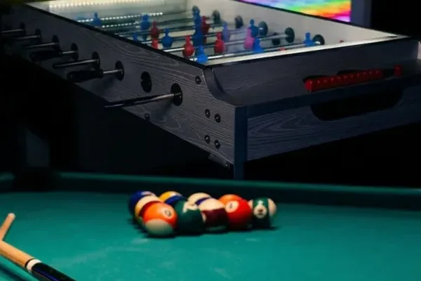 Tischkicker und Billardkugeln in der Lounge des Funderground Lüdenscheid