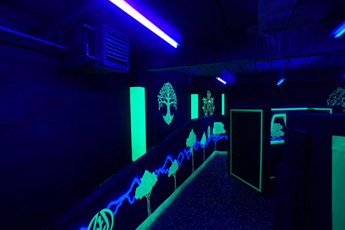 Dunkler Raum mit grünen und blauen Neonlichtern