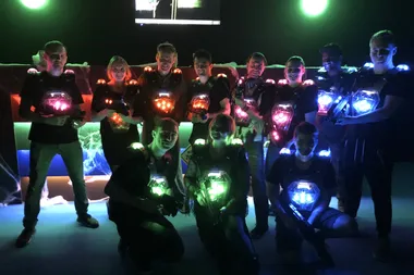 Gruppe in leuchtenden Lasertag-Westen