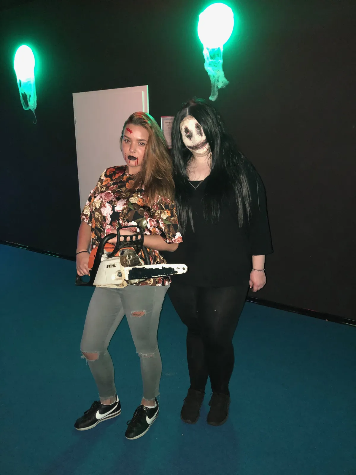 Gäste in Halloween-Kostümen in der Lasertag-Arena