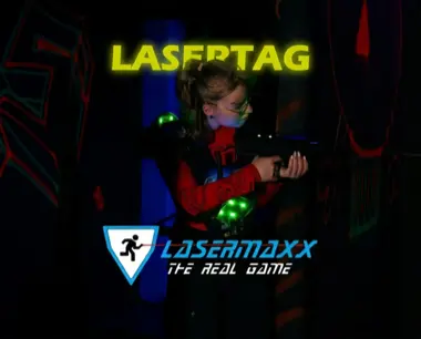 Lasertag-Spielerin in der dunklen Arena