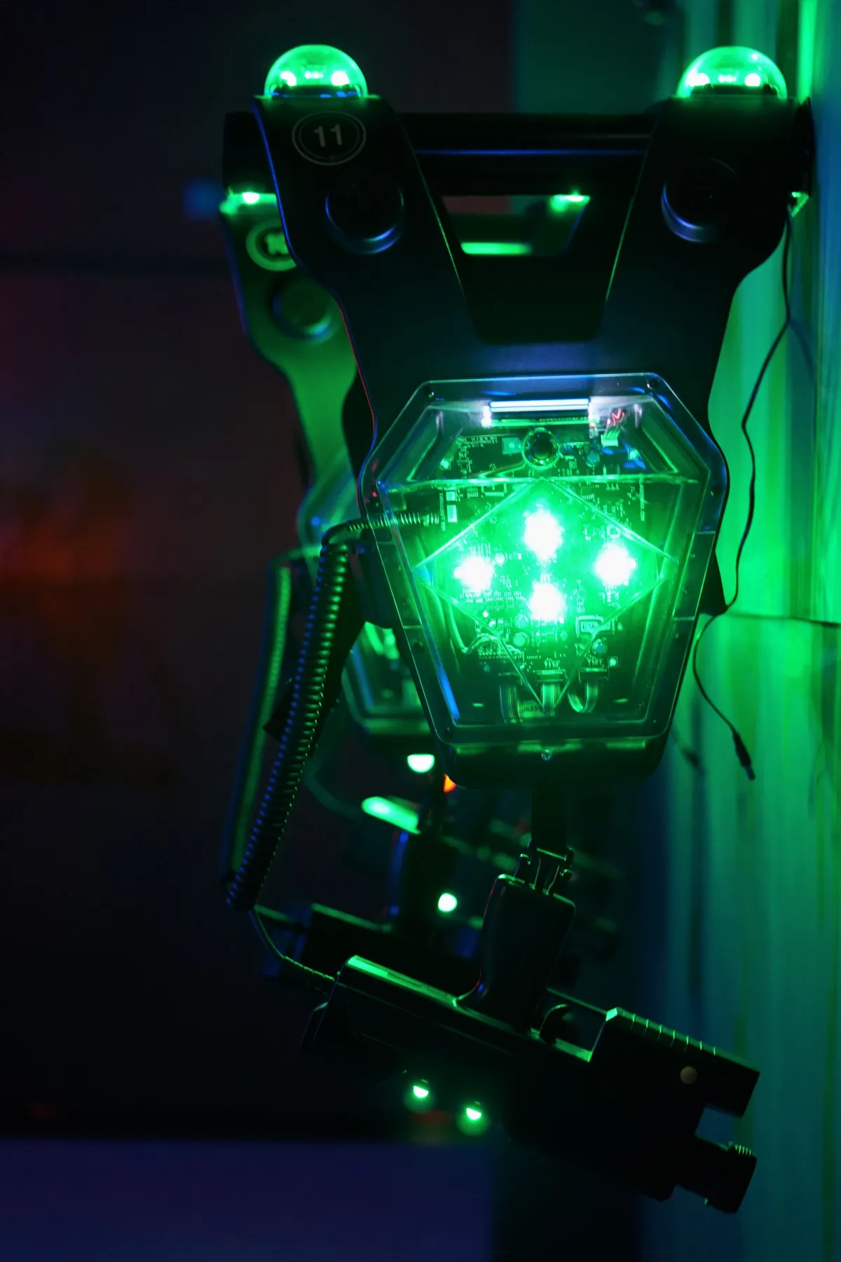 Schwarze Lasertag-Westen und Phaser an der Wand einer dunklen Halle