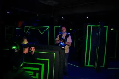 Zwei Lasertag-Spieler mit leuchtenden Westen in der Neon-Arena