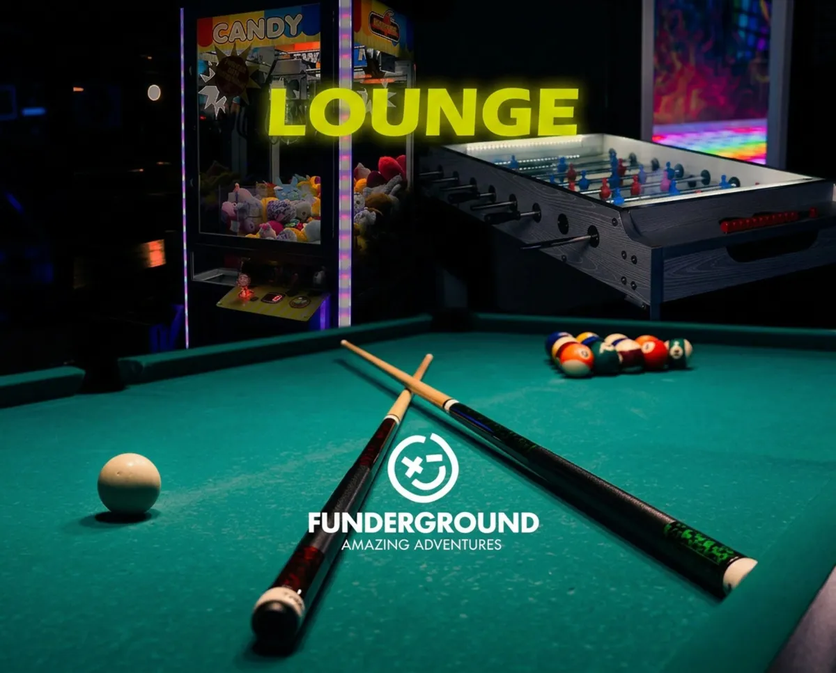 Lounge mit Billardtisch