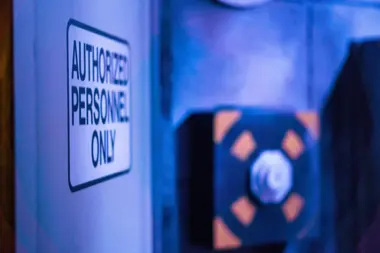 Schild „Authorized Personnel Only“ an einer Wand