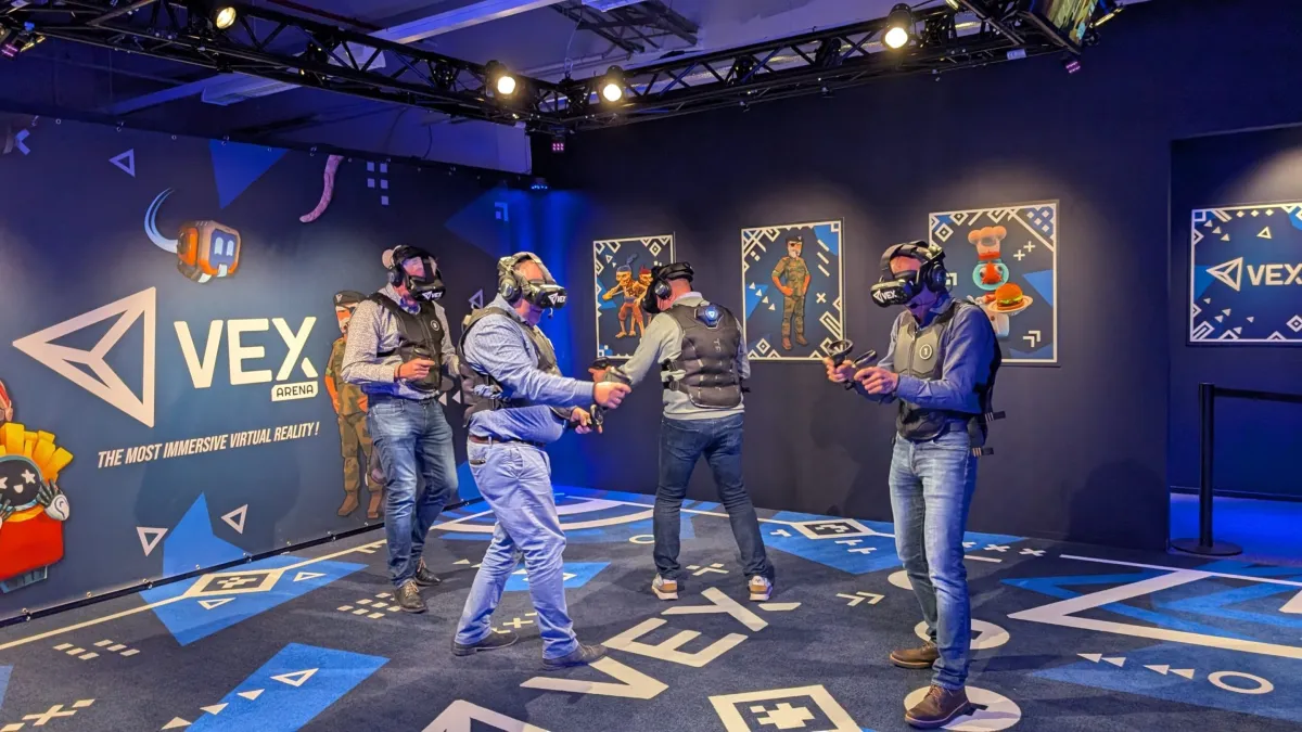 Virtual-Reality-Spiel in der dunklen Arena